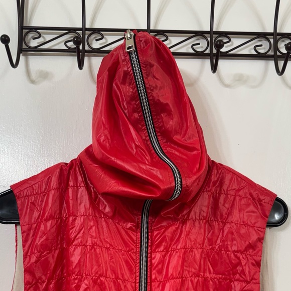 Chic Red Hooded Women's Vest - Picture 4 of 5